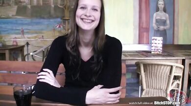 Bitch Stop - Amatérska brunetka jebe na verejnom záchode