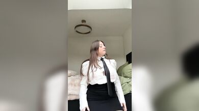 Luna Doll skáče na svojom dildu