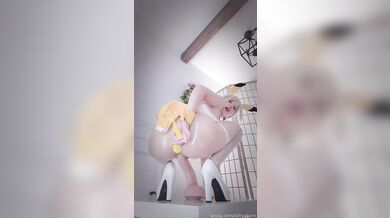 Kitty Kum sa vzruší v sexy kostýme Pikachu zo sieťoviny