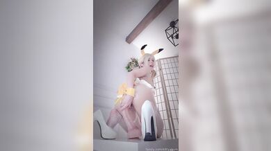 Kitty Kum sa vzruší v sexy kostýme Pikachu zo sieťoviny