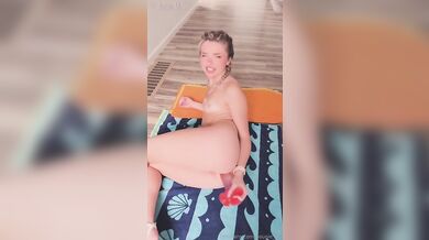 Bougie_Bb si uspokojuje zadok s dildom