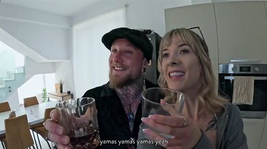 Jade Vow s okuliarmi je trikrát ošukaná vo svojom sex vlogu