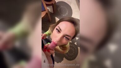 Ivanka Peach si berie vtáka do sieťovaných pančúch