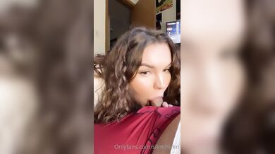 SlimThickn fajčí vtáka pri sledovaní televízie