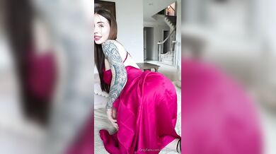 Elise Laurenne si hrá so svojím dildom