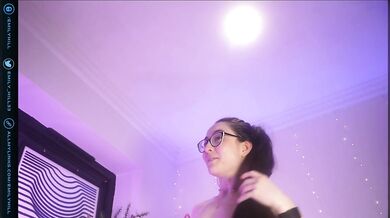 Emily Hill si napĺňa kundičku kovovou hračkou