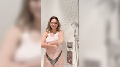 Prsatá Megan Guthrie provokuje v sprche