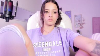 Veľmi pekná tínedžerka pred webkamerou dráždí sama