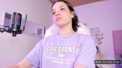 Veľmi pekná tínedžerka pred webkamerou dráždí sama