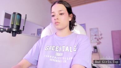 Veľmi pekná tínedžerka pred webkamerou dráždí sama