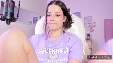 Veľmi pekná tínedžerka pred webkamerou dráždí sama