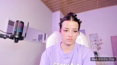 Veľmi pekná tínedžerka pred webkamerou dráždí sama