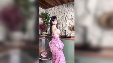 Sexy Lai Dawud si vyzlieka kostým Nezuko