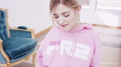 Eva Elfie je pristihnutá pri fajčení hrubého vtáka