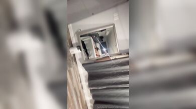 Sexi brunetka CyberBunnie je ošukaná v polohe na psíka