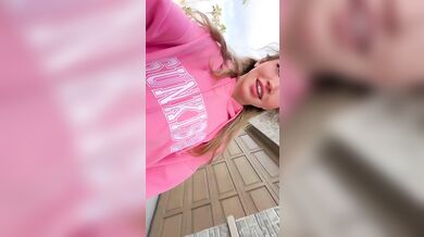 Bougie_Bb močí a prstuje sa vonku
