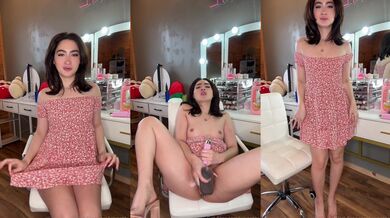 Jaixpetite roztiahne svoje sexy nohy a masturbuje na stoličke