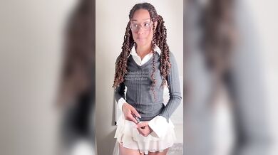 Nadržaná Rhileylove sa uspokojí po vyučovaní