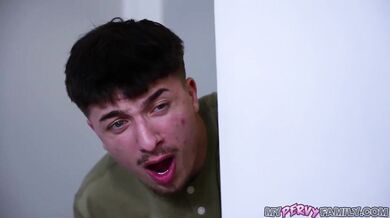 Violet Dawn si nechá vyprcať ritný otvor svojím nevlastným bratom