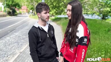 Nádherná teen priateľka podvádzaná v perverznej porno scéne