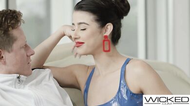 Super horúca AI sexbotka Kylie Rocket je naprogramovaná na tvrdé šukanie