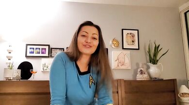 Krásna MILF Dani Daniels v čiernych pančuchách