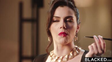 Dráždivá manželka Valentina Nappi opustila nudného manžela a vydala sa na „BBC terapiu“