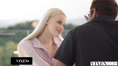 Modrooká blondínka Avrora Meey má zálusk na tučný vták svojho kolegu