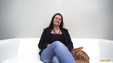 Baculatá česká MILF Renata s veľkými prsiami na českom kastingu