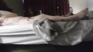 Amatérska tetovaná prostitútka s ryšavými vlasmi fajčí a šuká