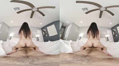 Sexi kočka s veľkými prsiami jazdí vo VR