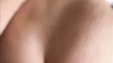 Sexi prsatá kráska typu MILF jazdí na tvrdom vtáku svojho nevlastného syna