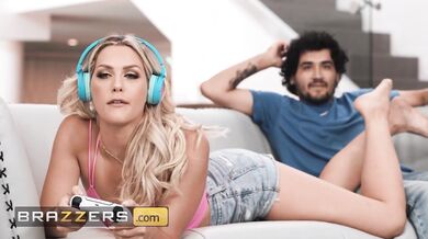 Sexi hráčka Savvy Suxx a Manuel sa potajomky šukajú, kým ich partneri pracujú v kuchyni
