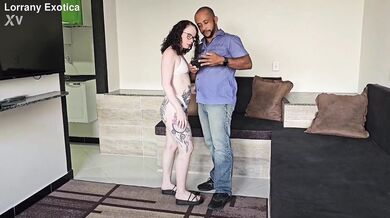 Lorrany Exotica je ošukaná veľkým čiernym vtákom