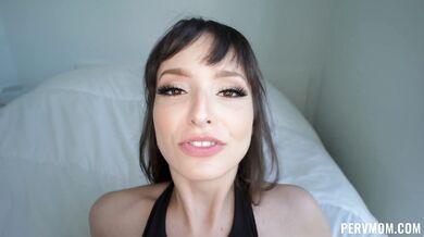 Lexi Luna sa vám pozerá priamo do duše, zatiaľ čo dostáva výstrek na tvár