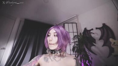 Tetovaná cam girl s fialovými vlasmi