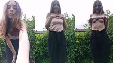 Ukazujem svoje prsia vonku