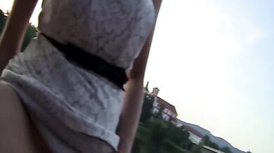Prsnatá MILF Angel Wicky súloží pri rieke v meste!