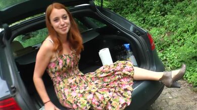 Červenovláska si užíva masturbáciu v kufri