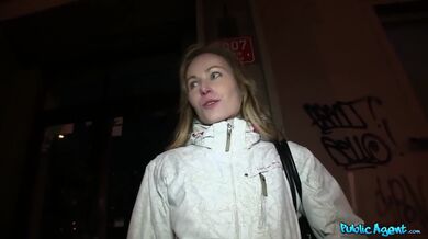 Amatérska nymfomanka jebe pre rýchle prachy