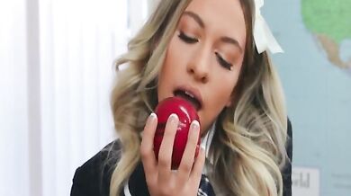 Školáčka Khloe Kapri myslí len na penis svojho učiteľa v ústach a kundičke!