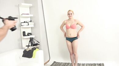 Česká blondínka jebe fotografa na kastingu