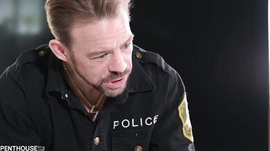 Dve sexy zlodejky jebú policajtov