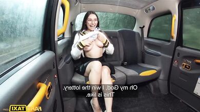 Žhavá študentka šuká vo Fake Taxi