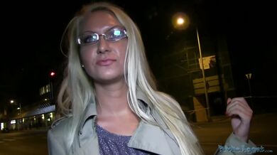 MILF blondínka Jessy Tiger jebe Public Agenta