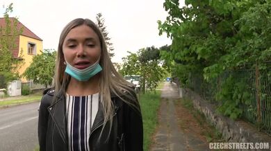 POV šukanie s jedlom v aute