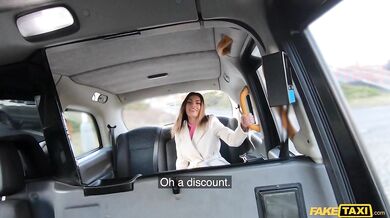 Ruská MILF Kitana Lure berie taxík a taxikárov obrovský penis