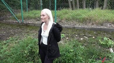 Krásna blondínka jebe v Takevan