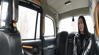 Prsnatá dáma gang jebe taxikára