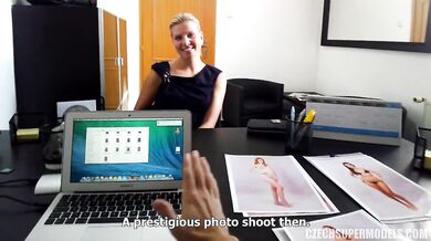 Sexy modelka jebe agenta v kancelárii